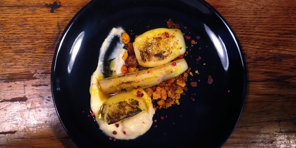Gepocheerde en gebrande appel en peer met crème anglaise, citroenkruimel en roze peper